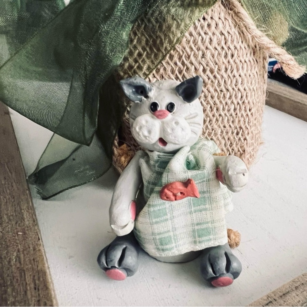 Sweet RUSS BERRIE & CO Mini-kins Minikins Grey Cat Figurine Shelf Sitter 13900